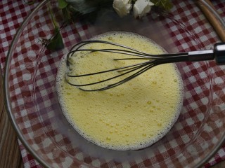 4、紫薯米糕（宝宝辅食）,用蛋抽搅打均匀