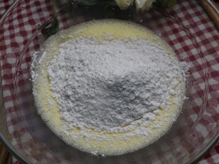 5、紫薯米糕（宝宝辅食）,接着倒入大米粉