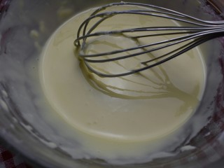 6、紫薯米糕（宝宝辅食）,用蛋抽搅匀至无干粉颗粒