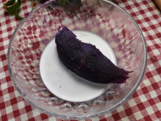 7、紫薯米糕（宝宝辅食）,蒸好的紫薯泥中倒些牛奶