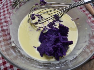 9、紫薯米糕（宝宝辅食）,将搅拌好的紫薯泥倒入面糊中