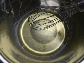 11、紫薯米糕（宝宝辅食）,接着打发蛋清