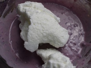 13、紫薯米糕（宝宝辅食）,取1/3蛋白至面糊中