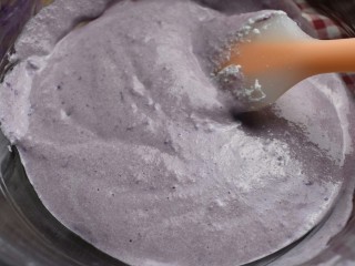 14、紫薯米糕（宝宝辅食）,用翻拌的手法翻拌均匀