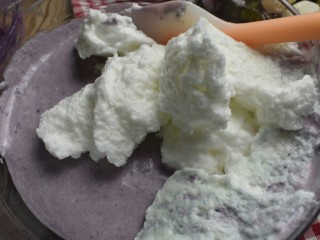 15、紫薯米糕（宝宝辅食）,接着将面糊与剩余蛋白混合