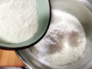 3、牛奶棒,高低面粉倒在一起，加入奶粉