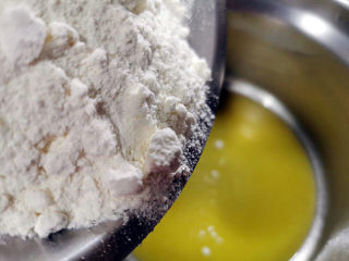 8、牛奶棒,加入混合好的面粉