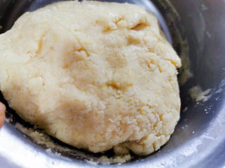 13、牛奶棒,把面胚揉匀