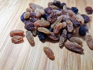 14、牛奶棒,三色葡萄干用面粉水洗干净