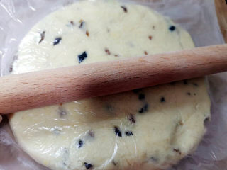 18、牛奶棒,用擀面杖擀平面胚