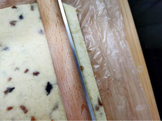 20、牛奶棒,用擀面杖当尺，切下0．7公分宽的长方形条状