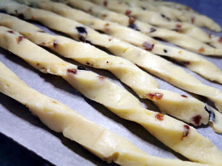 23、牛奶棒,烤盘放上烘焙纸，把牛奶棒生胚放进去