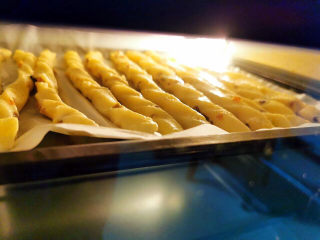 24、牛奶棒,放进烤箱，180度烤10分钟左右即可