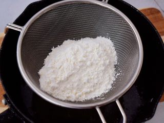 5、棉花纸杯蛋糕,再趁热筛入低筋面粉