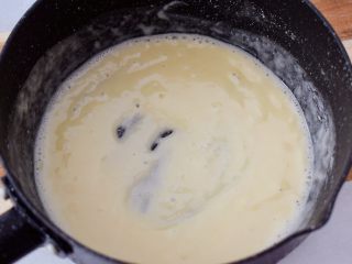 6、棉花纸杯蛋糕,用画Z字方式拌匀,直到拌匀顺滑无颗粒,晾凉备用