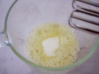 12、棉花纸杯蛋糕,分三次加入白糖,继续用打蛋器打发至硬性发泡