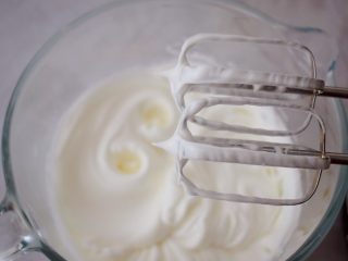 13、棉花纸杯蛋糕,就是提前打蛋器有小尖角即可,称为蛋白霜