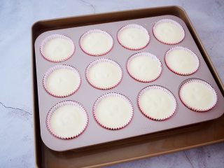 19、棉花纸杯蛋糕,放入烤盘中,烤盘装入三分之二的清水