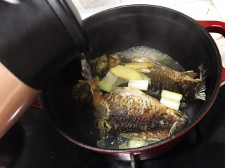 9、奶白鲫鱼豆腐汤,加入热水；