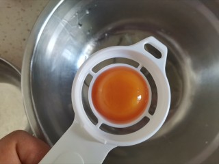 2、红枣玉米面蒸蛋糕????,准备两个干净无油无水的盆，分离蛋清和蛋黄，蛋白里不能掉入蛋黄，否则蛋白打不起来，分离好的蛋白放冰箱冷藏备用