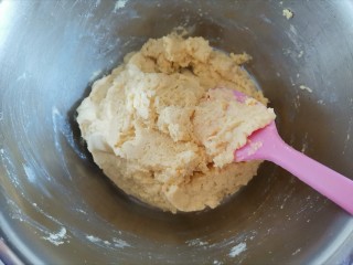 4、红枣玉米面蒸蛋糕????,再加入低筋面粉和玉米面，画"z"字搅拌均匀，这一步也可以只加入玉米面（不用注意手法，玉米面不会起筋）搅拌均匀，烫熟后的玉米面口感更细腻，然后再加低筋面粉画“z”字搅拌均匀，因为我把2种面粉称在一起了，所以一起加入