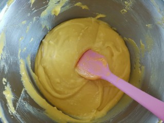 6、红枣玉米面蒸蛋糕????,翻拌均匀至细腻的面糊