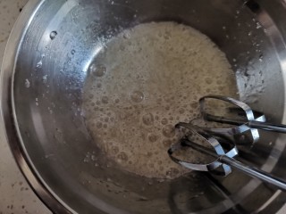 7、红枣玉米面蒸蛋糕????,再来处理蛋白，打蛋器开高速打到鱼眼粗泡泡时加入1/3白糖（第一次）