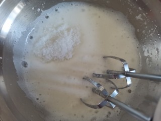 8、红枣玉米面蒸蛋糕????,打发至粗泡变的细腻时加入第二次白砂糖