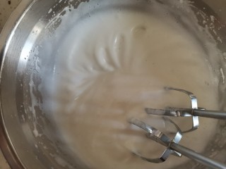 9、红枣玉米面蒸蛋糕????,打发至出现明显纹路时加入最后的白砂糖