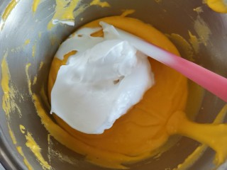 11、红枣玉米面蒸蛋糕????,再取1/3的蛋白霜到蛋黄糊里翻拌均匀，不能画圈搅拌