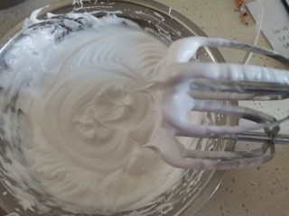 10、红枣玉米面蒸蛋糕????,打发至干性发泡，即提起打蛋器有直立的小尖角