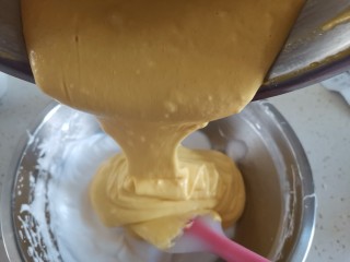 12、红枣玉米面蒸蛋糕????,再倒回蛋白霜里