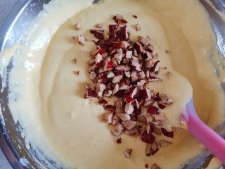 14、红枣玉米面蒸蛋糕????,加入红枣碎翻拌均匀