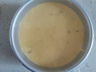 15、红枣玉米面蒸蛋糕????,倒入模具，震几下震出气泡，封上保鲜膜，用牙签扎几个孔