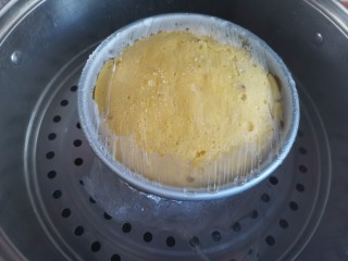 16、红枣玉米面蒸蛋糕????,提前烧一锅开水，水开上锅大火蒸15分钟，转中火蒸25分钟，蒸好焖5分钟开盖取出来