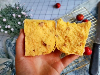 17、红枣玉米面蒸蛋糕????,取出来倒扣晾至不烫手就可以脱模开吃了，掰开看看组织结构气孔均匀，蓬松宣软，香甜可口，枣香浓郁，满满的玉米奶香。