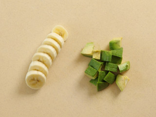 2、牛油果香蕉奶昔 宝宝奶昔,香蕉和牛油果都切块。