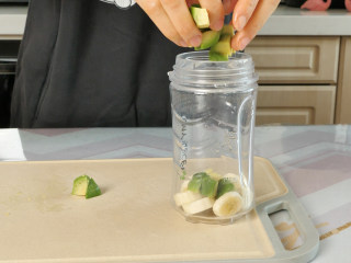 3、牛油果香蕉奶昔 宝宝奶昔,装入榨汁杯。