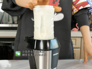 5、牛油果香蕉奶昔 宝宝奶昔,打的时间长一些,细腻一些。