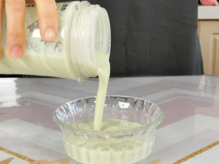 6、牛油果香蕉奶昔 宝宝奶昔,倒入容器内,如果冬天可以加一点热水给孩子喝,避免太凉喝了肚子疼。