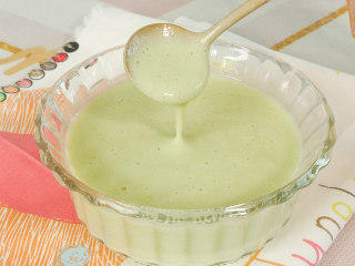 7、牛油果香蕉奶昔 宝宝奶昔,香甜又有营养的奶昔就完成了,不爱吃牛油果的宝宝,也一定会喜欢这个奶昔的。