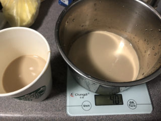 1、咖啡大理石戚风,倒入咖啡液。