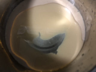 2、咖啡大理石戚风,接着放玉米油。