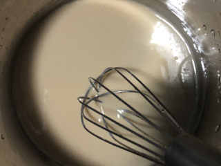 3、咖啡大理石戚风,搅拌混合均匀。