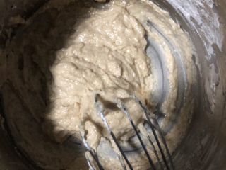 5、咖啡大理石戚风,画Z字搅拌至无干粉状态。