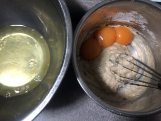 6、咖啡大理石戚风,分离蛋白和蛋黄,蛋黄加入面糊中。