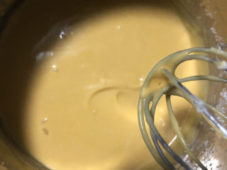 7、咖啡大理石戚风,用蛋抽Z字型搅拌好面糊。