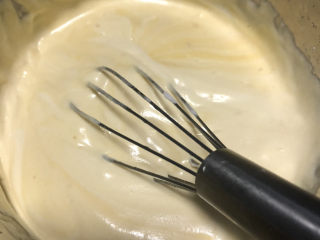 10、咖啡大理石戚风,用蛋抽搅拌均匀。