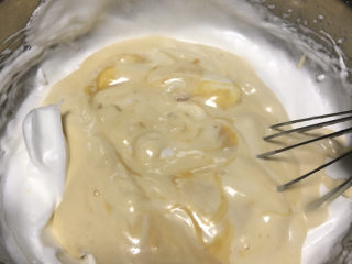 11、咖啡大理石戚风,再倒回剩余的蛋白中。