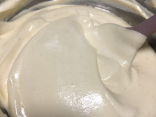 12、咖啡大理石戚风,快速地翻拌均匀。